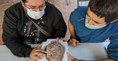 Miguel Moreno Azanza e José Manuel Gasca, diretores da escavação, a estudar um d